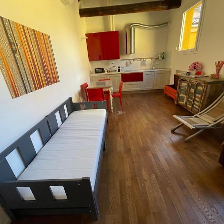 Red Appartamento Immerso Tra Le Mura Bolognesi Eksteriør billede