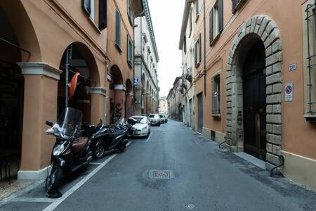 Red Appartamento Immerso Tra Le Mura Bolognesi Eksteriør billede