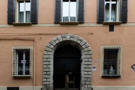 Red Appartamento Immerso Tra Le Mura Bolognesi Eksteriør billede