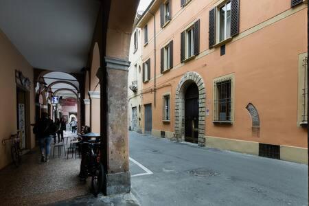 Red Appartamento Immerso Tra Le Mura Bolognesi Eksteriør billede